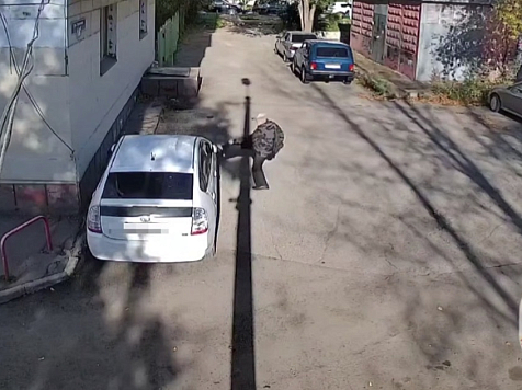 В Красноярске мужчина пинал автомобиль соседки из-за неприязни. Фото: МВД Красноярского края