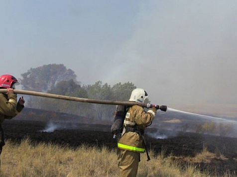 В Красноярском крае горит лес - огонь подошел к населенным пунктам. Фото: МЧС