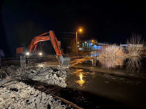 В Минусинске вышедшая из берегов река подтопила дорогу . Фото: МВД