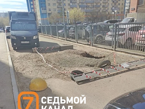 В Красноярске после порыва сетей провалился проезд к жилому массиву