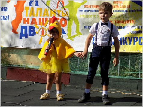Зрители конкурса талантов пришли в восторг от пения 2-летней девочки в костюме цыпленка (видео). Фото: admkrsk.ru