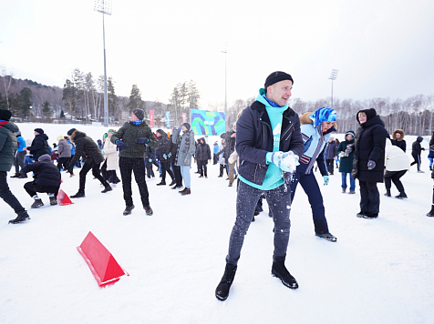 В Красноярске в игре в снежки приняли участие 558 человек и установили рекорд России. Фото: «Мы молодые»