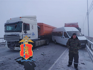 На «Путинском мосту» перекрыли движение из-за массовой аварии