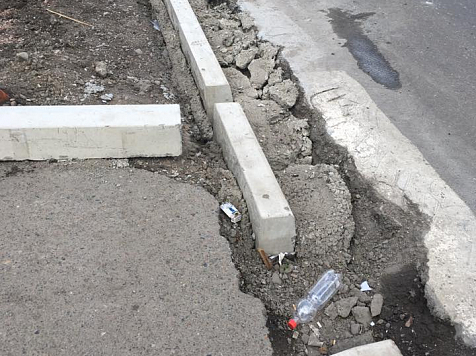 В начале масштабного капремонта улиц рабочие уложили разбитый бордюрный камень вместо нового. Фото: Роман Казаков / facebook.com