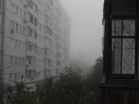 Во время режима НМУ в Красноярск движется штормовой порывистый ветер с грозой и дождем . Фото: Мария Полянская