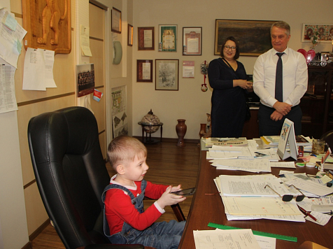 Трёхлетний мальчик стал главой Железнодорожного района Красноярска. Фото: пресс-служба Железнодорожного района