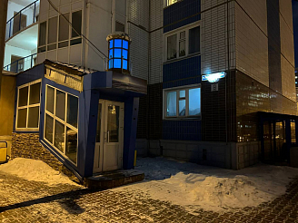 В Красноярске на Ярыгинской набережной пытаются закрыть хостел: постояльцы держат в страхе местных