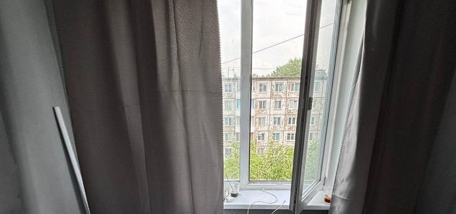 Малолетний ребенок выпал из окна четвертого этажа в Ачинске