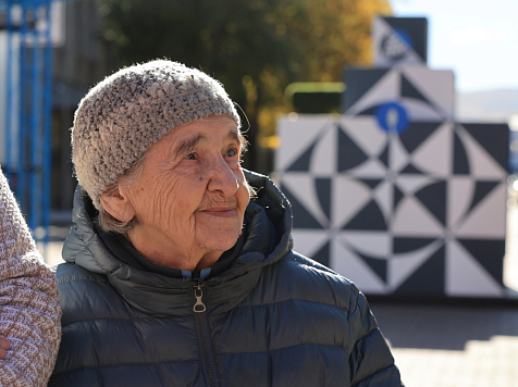 Вдова Андрея Поздеева пришла на уличную выставку в Красноярске к его 100-летию. Фото: Агентство печати и МК Красноярского края