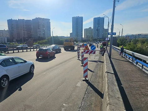 На Октябрьском мосту в Красноярске перекрыли две полосы под конец недели. Фото: мэрия Красноярска