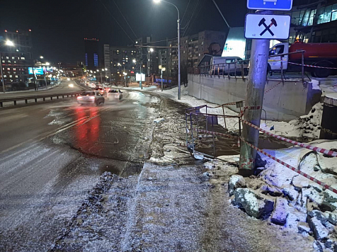 В Красноярске из-за коммунальной аварии холодную воду отключили на улице Белинского. Фото: ГИБДД Красноярского края