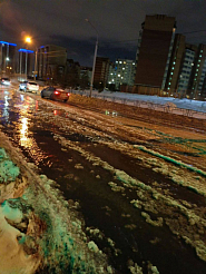 Дорогу на Взлётке в Красноярске затопило из-за коммунальной аварии