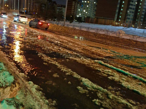 Дорогу на Взлётке в Красноярске затопило из-за коммунальной аварии. Фото: ГИБДД Красноярского края