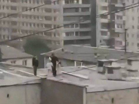 На правом берегу Красноярска заметили гуляющих на крыше дома детей. Фото: ТВК