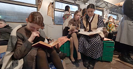 «Дай ты ей хлеба! Сама-то, поди, сытая стоишь!»