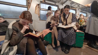 «Дай ты ей хлеба! Сама-то, поди, сытая стоишь!»