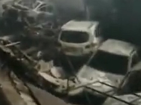 На пожаре в Красноярске на складе «Автотрейд» сгорели 22 машины. Фото, видео: читатель
