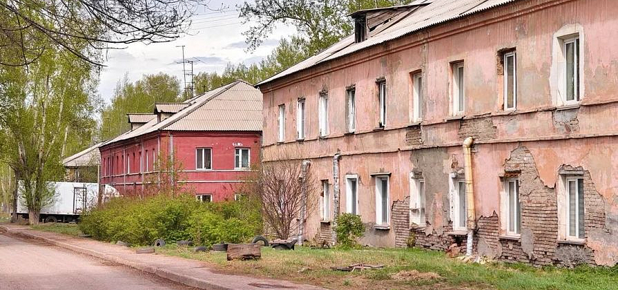 На правом берегу Красноярска начали расселять аварийный блок домов