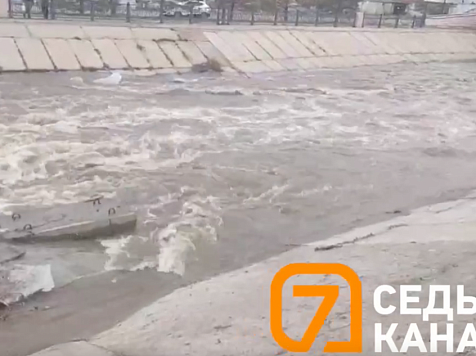 В красноярской Каче поднялся уровень воды. Скриншот видео: «7 канал Красноярск»