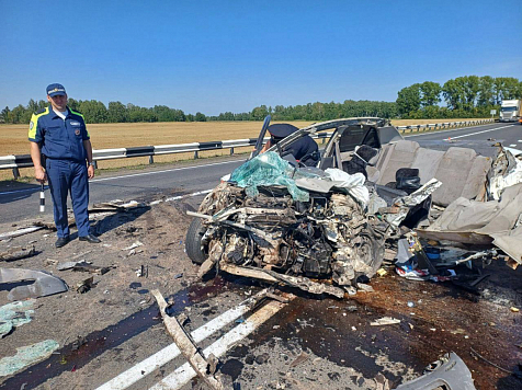 Водитель и пассажир Mazda впечатались в фуру и погибли на трассе под Канском. Фото: ГАИ Красноярского края