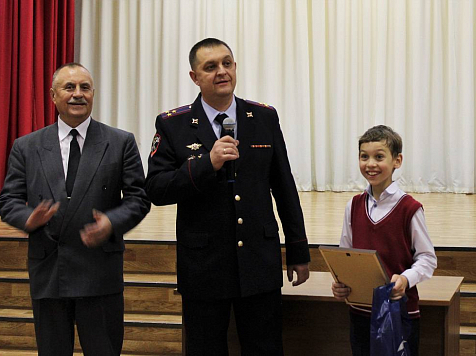 В Железногорске наградили 8-летнего мальчика, вступившегося за пенсионерку. Фото: МВД
