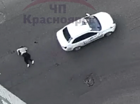 Серийный нарушитель на LADA Granta сбил женщину в центре Красноярска и протаранил чужое авто . Изображение, видео: «ЧП Красноярск» / Telegram