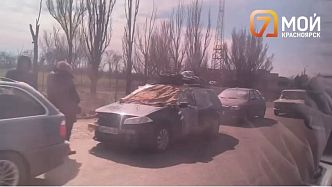 Журналисты «7 канала Красноярск» столкнулись с многокилометровой вереницей авто на выезде из Мариуполя