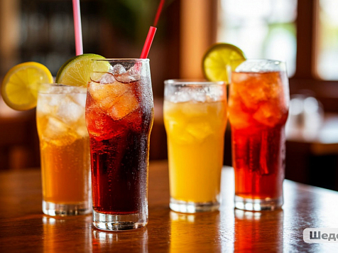 Красноярцам рассказали, что грозит заядлым любителям газировок. Фото: Шедеврум