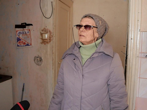 В Канске беженке из Мариуполя выделили холодную комнату с выбитым окном и сгнившим туалетом . Фото: «Лимон ТВ»