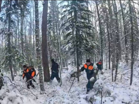 Спасатели не смогли поднять вертолет на поиски пропавшей семьи Усольцевых. Фото, видео: МЧС Красноярского края
