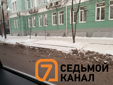 «Снег чёрный просто»: красноярские водители массово жалуются на грязные дороги					     title=