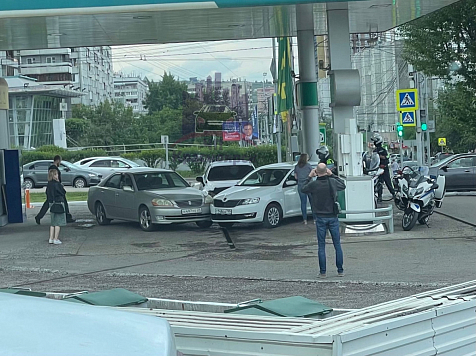 Красноярцы обсуждают странное ДТП на автозаправке. Фото: "ЧП Красноярск"