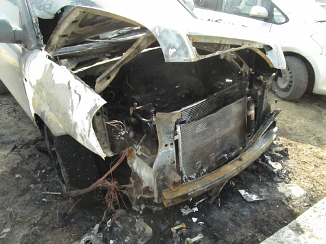 В Лесосибирске ревнивец сжег машину приятеля своей жены . Фото: МВД