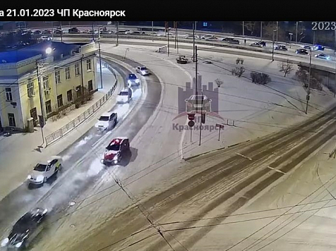 В Красноярске на Копыловском мосту столкнулись четыре автомобиля  . Фото: скрин видео ЧП в Красноярске/ВК