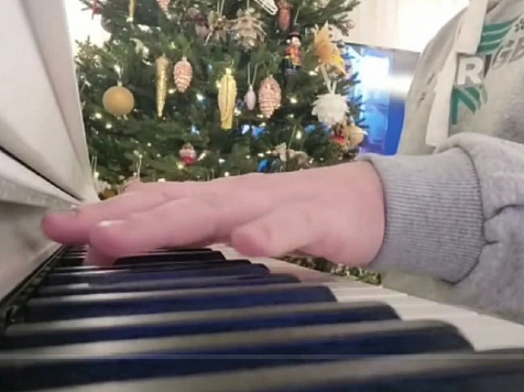 Мэр Красноярска поздравил горожан с Рождеством и сыграл на фортепиано. Фото: instagram Сергей Еремин