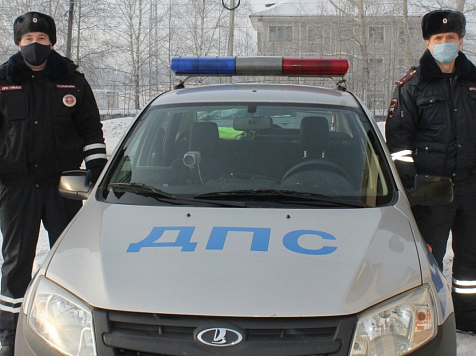 Сотрудники ГИБДД Красноярского края помогли автомобилистке в мороз. Фото: 24.мвд.рф