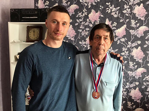 Капитан ФК «Енисей» подарил бронзовую медаль 75-летнему болельщику клуба. Фото: @fcenisey / instagram.com