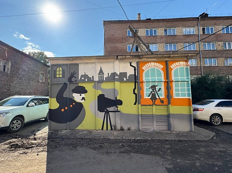 Девочка-фантом: в центре Красноярска появился новый стрит-арт по городской легенде. Фото: проект Искра