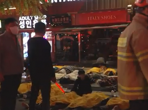 Две россиянки погибли, ещё одна пострадала в результате давки на Хэллоуин в Сеуле. Фото: AFP