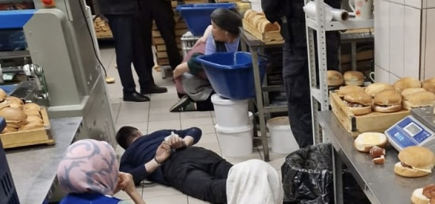 Полиция провела рейд на хлебозаводе в Красноярске: трех мигрантов выдворят из страны