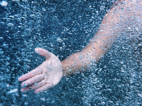 17-летний парень утонул в озере Красноярского края за месяц до совершеннолетия. Фото: Freepik