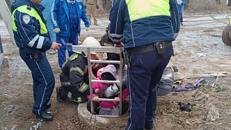 В Красноярском крае 10-летняя девочка провалилась в глубокий колодец на улице и получила травмы