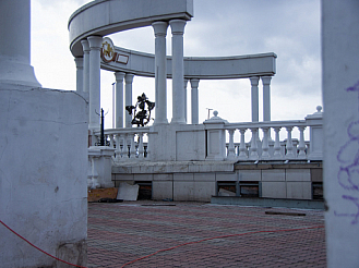 Возле красноярского Центрального парка пропала статуя «Дерево влюбленных»