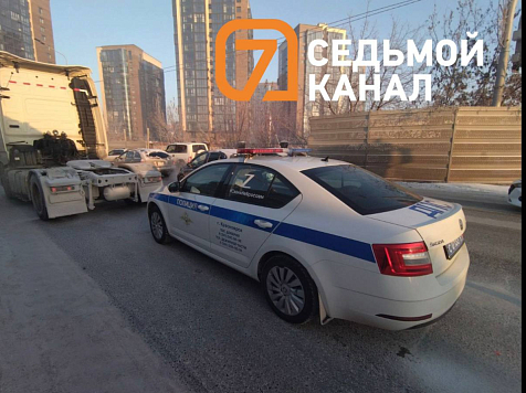  Улица Авиаторов в Красноярске встала в многокилометровую пробку из-за перегородившей дорогу фуры