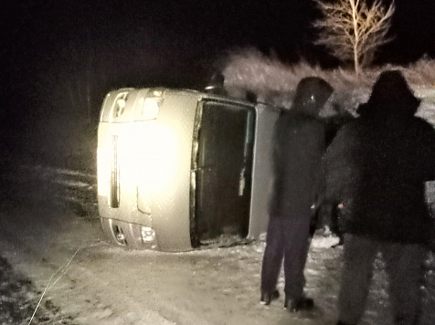 Двое детей ждали помощи в перевёрнутом микроавтобусе в Шарыповском районе. Фото: vk.com/kgkuppo