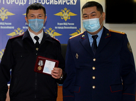 Полицейский из Красноярского края за спасение ребёнка получил медаль СК. Фото: sledcom.ru