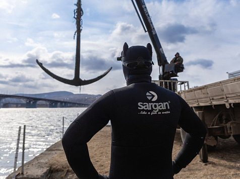 Красноярцы вытащили адмиралтейский якорь со дна Енисея. Фото: Сергей Филинин