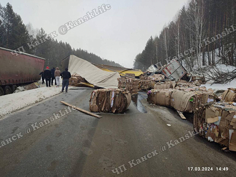 Два грузовика и легковушка столкнулись на трассе в Красноярском крае: один мужчина погиб. Фото: Telegram-канал «ЧП Иланский»