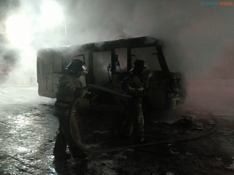 Автобус сгорел на заправочной станции в Назарове: водитель курил сигарету в кабине