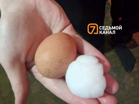 В Енисейске выпал град размером с куриное яйцо и побил машины и дома